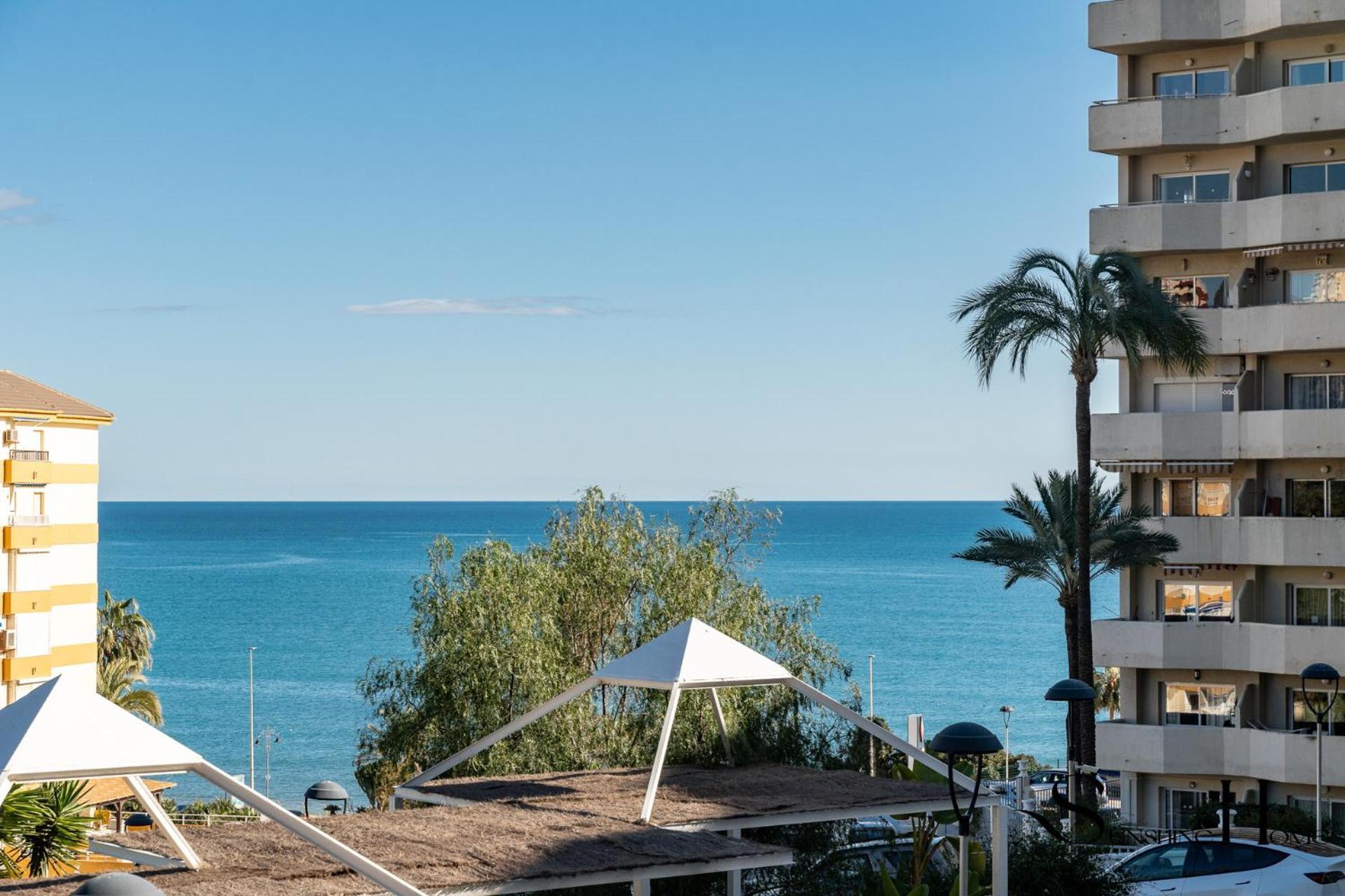 Seaview Beachfront Studio With Aqua Park & Balcony Бенальмадена Экстерьер фото